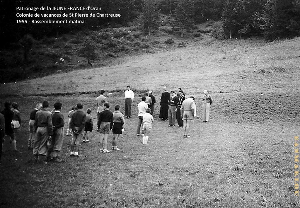 COLO JEUNE FRANCE 1955 rassemblement matinal.jpg